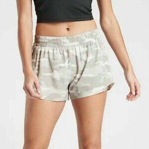 Athleta Hustle 3” luxe gym shorts taupe camo print